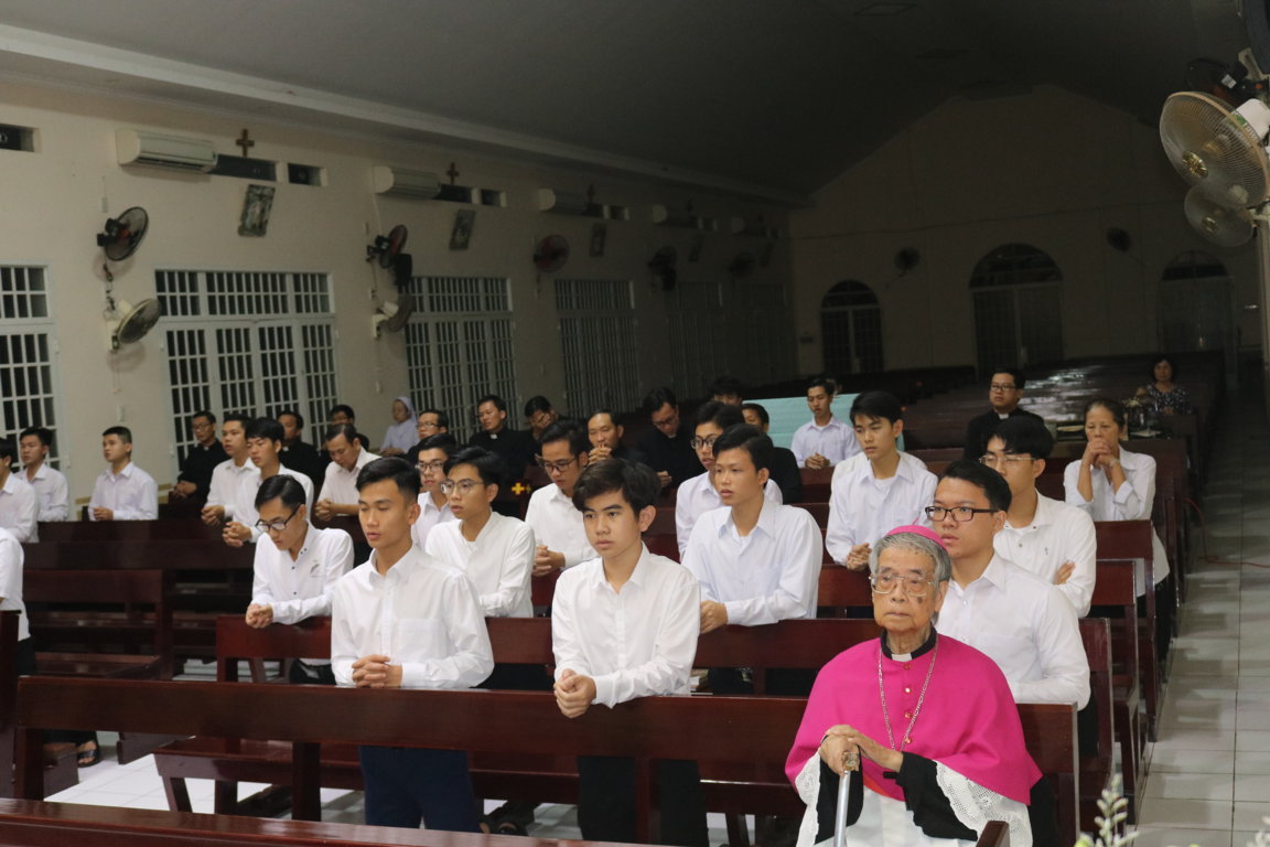 Đức cha Gioan B. Bùi Tuần mừng kỷ niệm 46 năm Giám mục